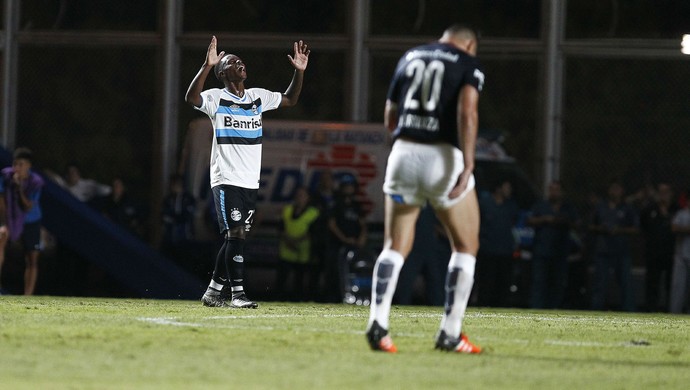 Lincoln celebra gol no lugar e na hora certa após empate com San Lorenzo