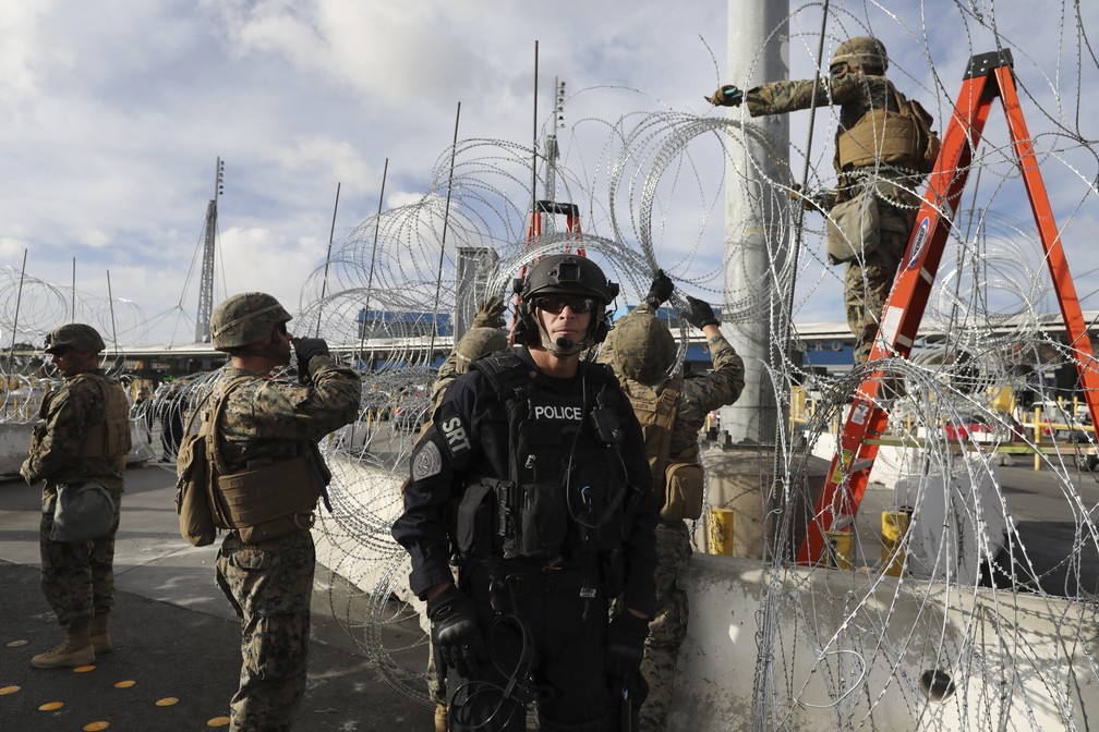 Soldados americanos reforÃ§am proteÃ§Ã£o e montam guarda em San Ysidro, no lado americano da fronteira com o MÃ©xico â Foto: Rodrigo Abd/AP Photo