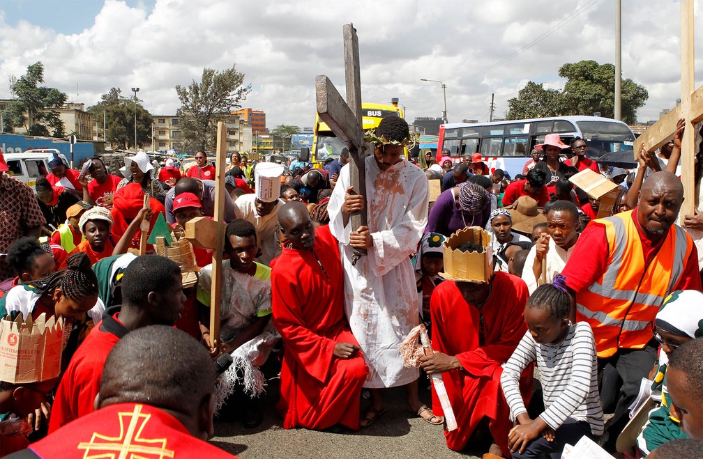Fiéis católicos carregam cruzes de madeira reencenando os últimos momentos de Cristo antes da crucificação em procissão de Sexta-Feira Santa em Nairóbi, no Quênia — Foto: Reuters/Stringer