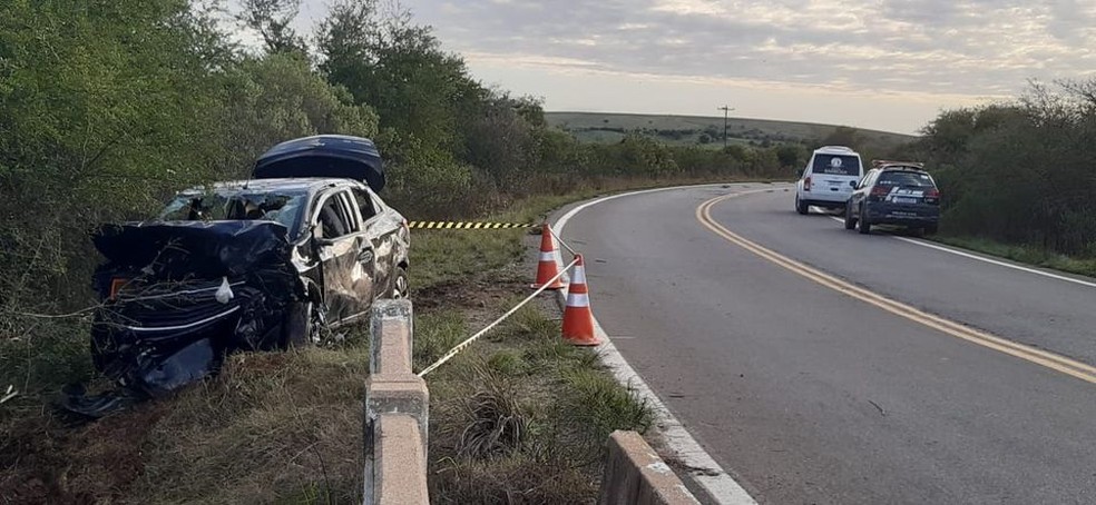 Carro roubado foi localizado caído em um arroio às margens da rodovia entre Lavras do Sul e Caçapava do Sul. — Foto: Funerária Barbosa/Divulgação
