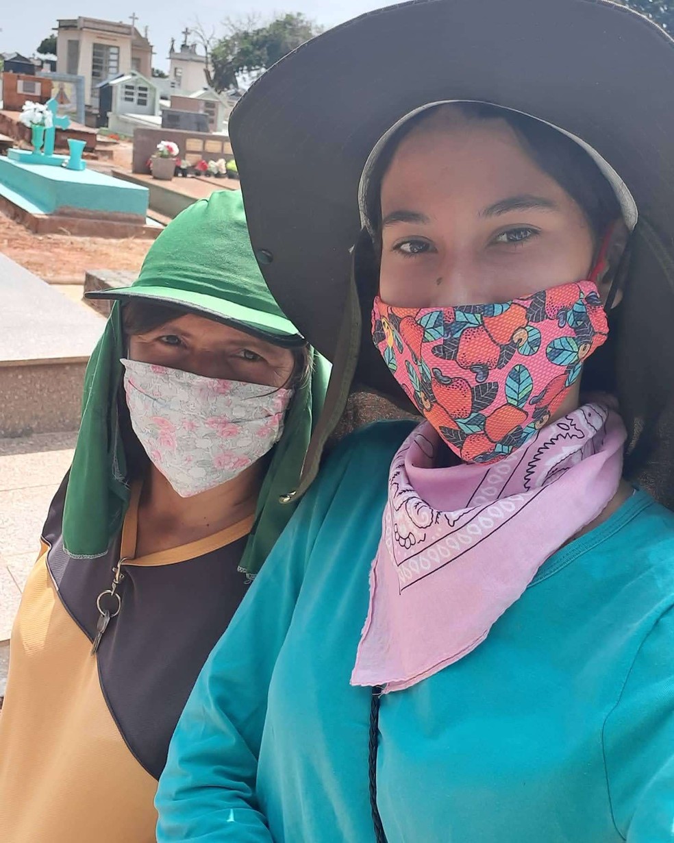 Jaqueline e a mãe, Débora, no Cemitério da Saudade de Marília: "Trabalho aqui para ajudar minha mãe e por meus sonhos"  — Foto: Arquivo pessoal