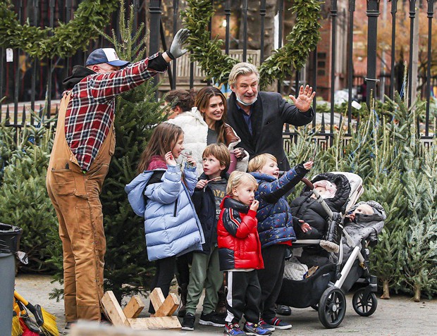 Alec Baldwin e Hilaria Baldwin com os filhos em NY (Foto: The Grosby Group)