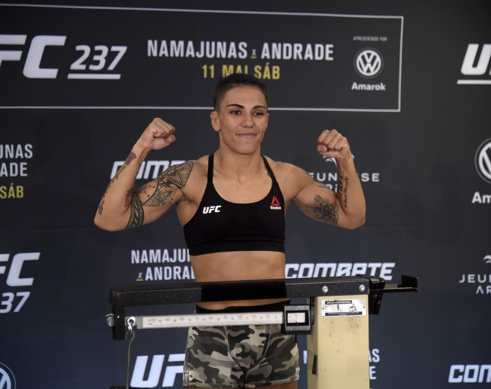 Jessica Andrade na pesagem oficial do UFC 237 — Foto: André Durão