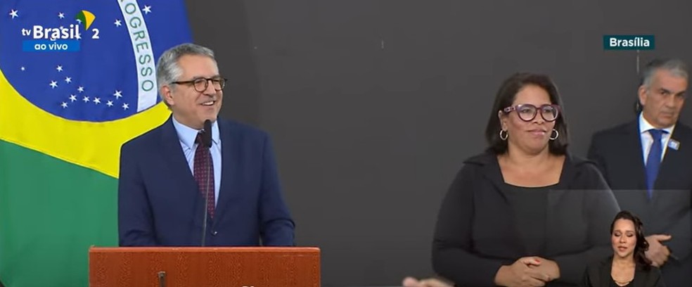 Alexandre Padilha discursa na cerimônia de posse no Palácio do Planalto — Foto: Reprodução/TV Brasil