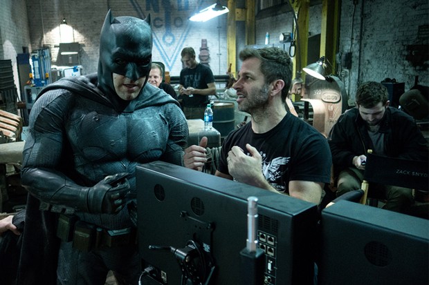 Cena de bastidores mostra Zack Snyder com o seu Batman (Foto: reprodução)