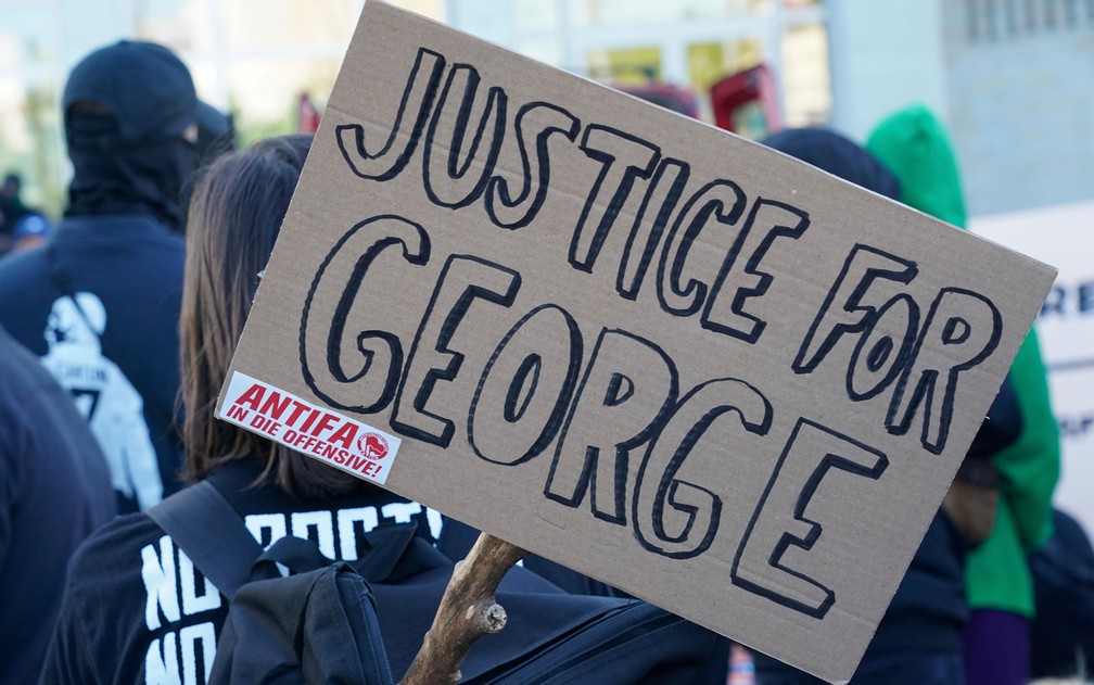 Manifestantes protestam na Alemanha contra morte de George Floyd — Foto: Peter Endig/dpa via AP