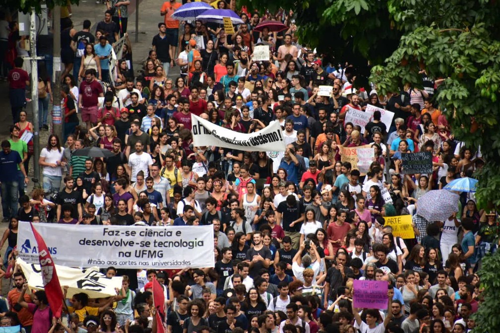 Belo Horizonte (MG) tem protesto contra bloqueios na educaÃ§Ã£o â€” Foto: AntÃ´nio Salaverry/Arquivo pessoal