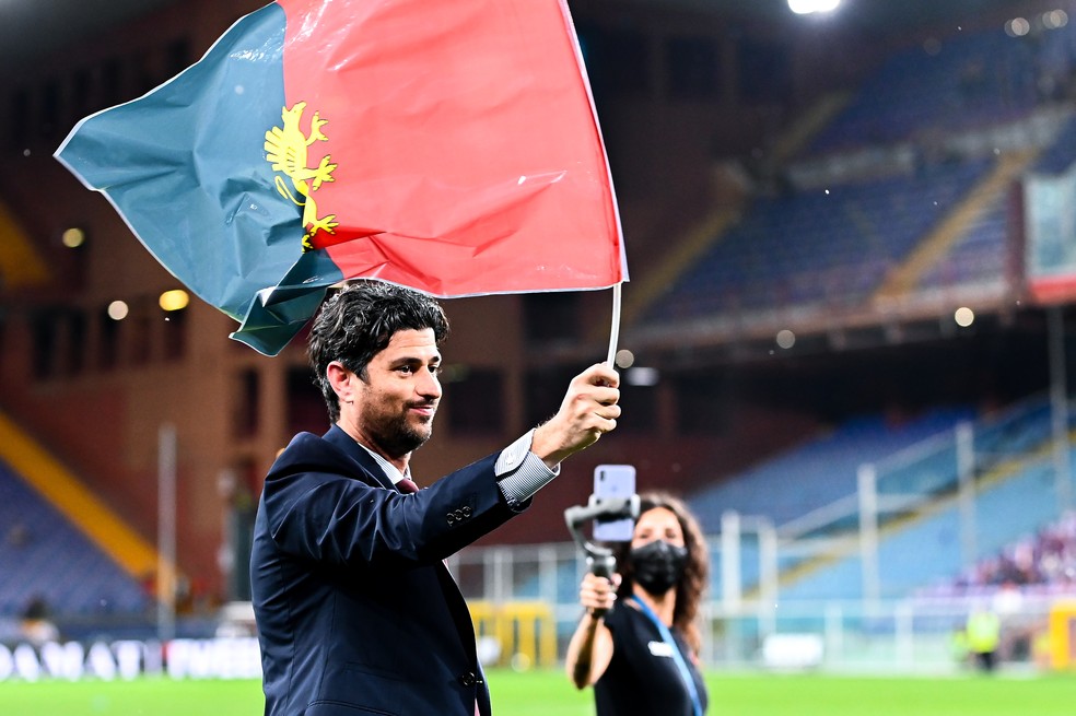 Josh Wander com a bandeira do Genoa antes de jogo do clube � Foto: Getty Images