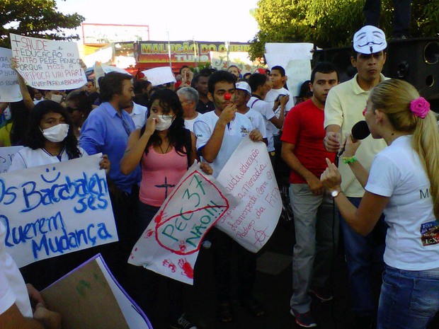Estudantes confeccionaram cartazes e pintaram o rosto em Bacabal (Foto: Fábio Costa/TV Mirante)