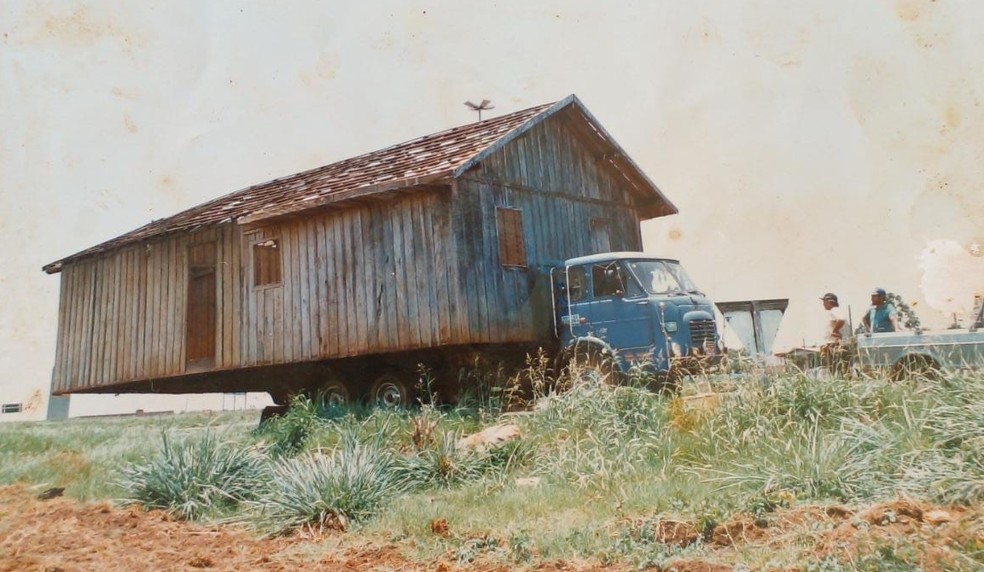 Caminhoneiro transporta casas inteiras em cima de caminhão há 45 anos no interior do Paraná — Foto: Arquivo pessoal