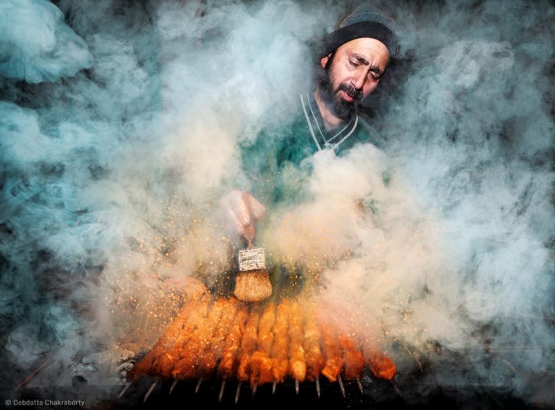 A curiosa foto de vendedor de kebab que ganhou prêmio internacional (Foto: Debdatta Chakrabotty via BBC News)
