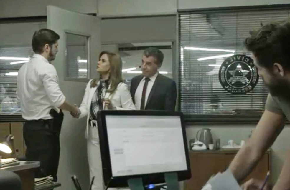 A ricaça chega acompanhada de um novo advogado, Maurício (Foto: TV Globo)