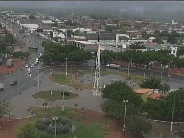 Chuva na Rotatória do Crajubar; Região do Cariri registra chuvas (Foto: Reprodução/TV Verdes Mares)
