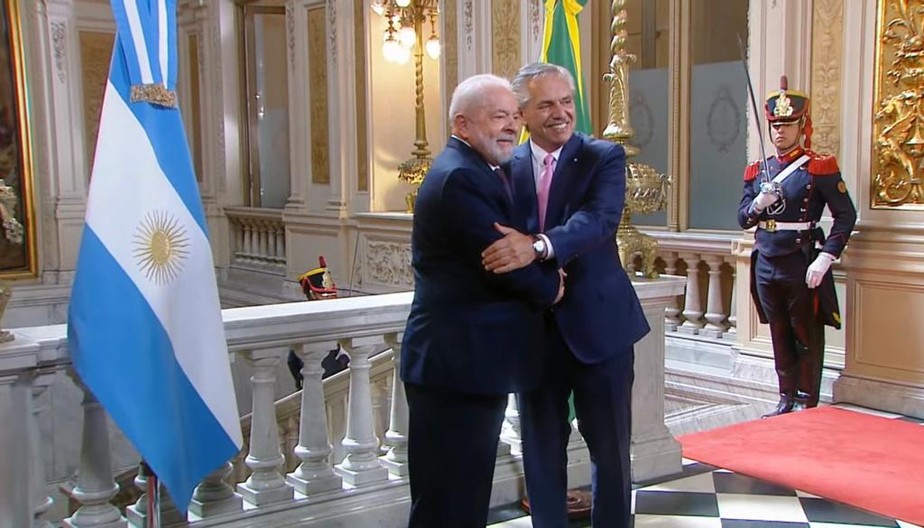 Presidente do Brasil, Luiz Inácio Lula da Silva, é cumprimentado pelo seu par argentino, Alberto Fernández, durante visita a Buenos Aires