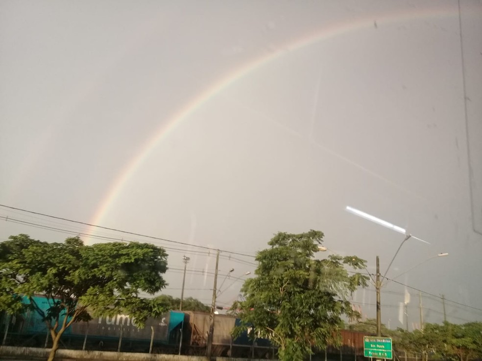 Fábio Araújo, de Guarujá, contemplou o arco-íris enquanto ia ao trabalho — Foto: Fábio Araújo