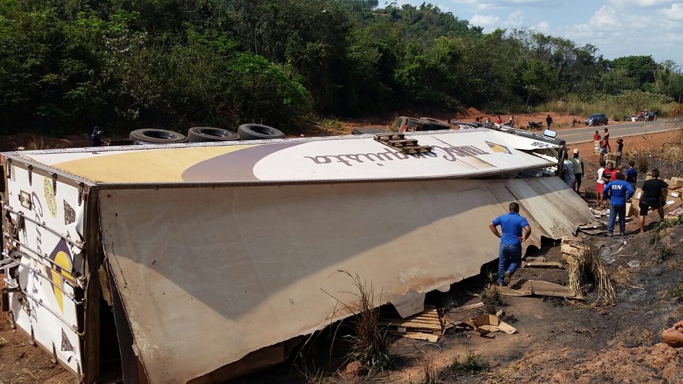carga, composta de carne moída, hambúrgueres e almôndegas foi totalmente saqueada  (Foto: Divulgação/Polícia Rodoviária)
