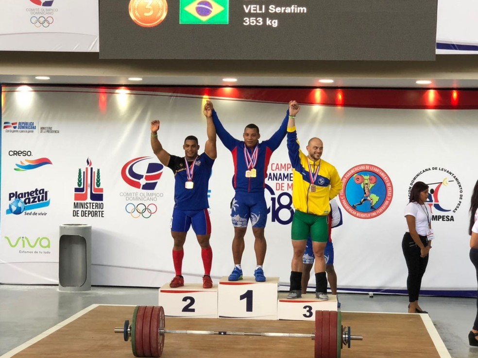 Serafim Veli fez o terceiro melhor total da categoria 94kg — Foto: Divulgação/CBLP