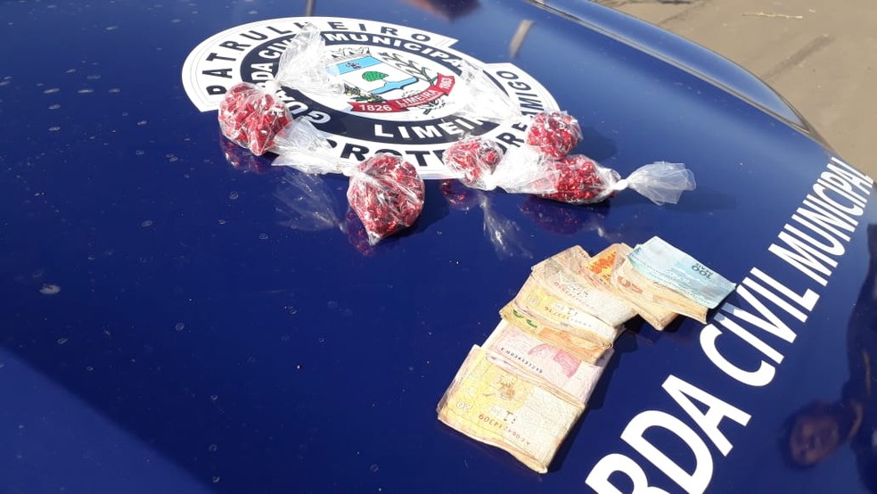 Pedras de crack estavam em cano de PVC enterrado em horta de Limeira (Foto: Wagner Morente/GCM)