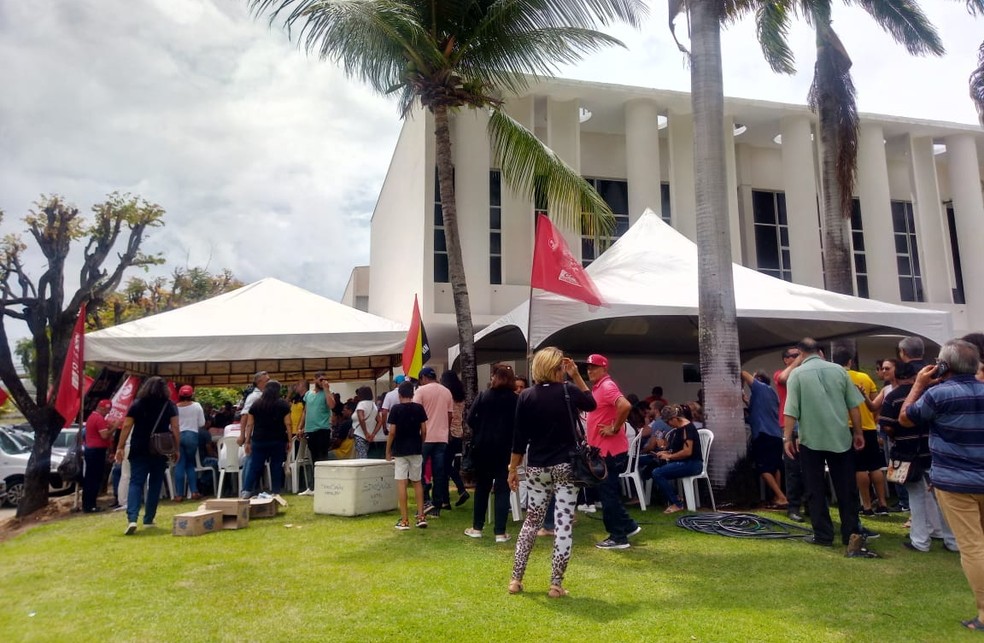 Servidores da SaÃºde do RN mobilizados no gramado da Governadoria, em Natal â€” Foto: Fernanda Pessoa