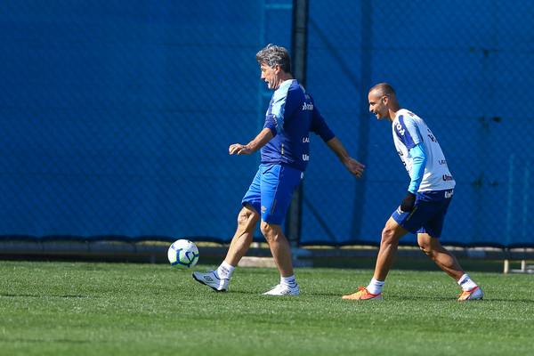 Reencontro de Renato e Thaciano em Bahia x Grêmio: troca de carinho e dicas.
