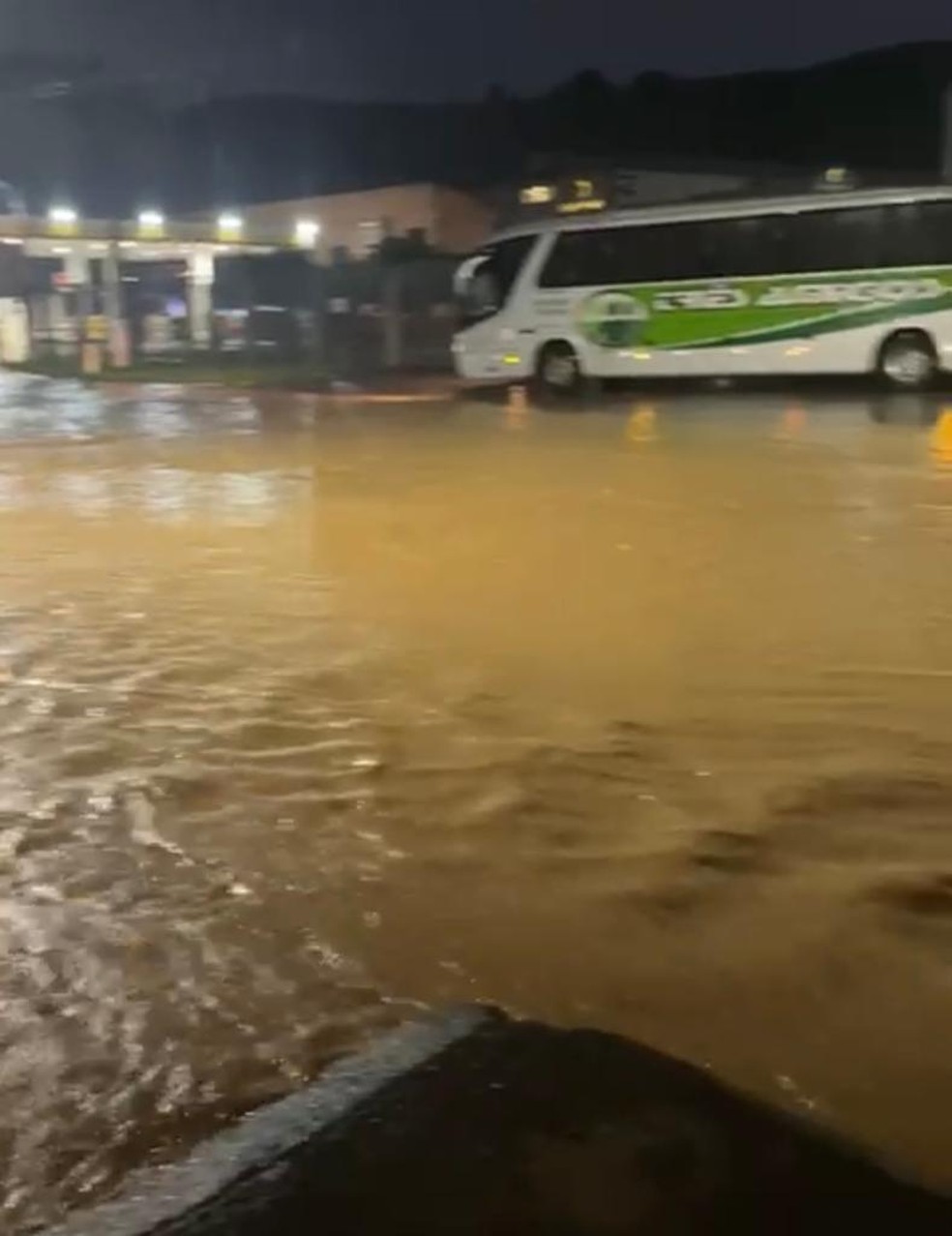 Chuva causa transtornos no bairro Lajes em Paracambi — Foto: Redes sociais
