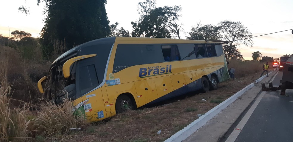 Ônibus capotou na madrugada desta quinta-feira (5) na BR-070, região de General Carneiro (MT) e três passageiros morreram; 13 ficaram feridos — Foto: Divulgação