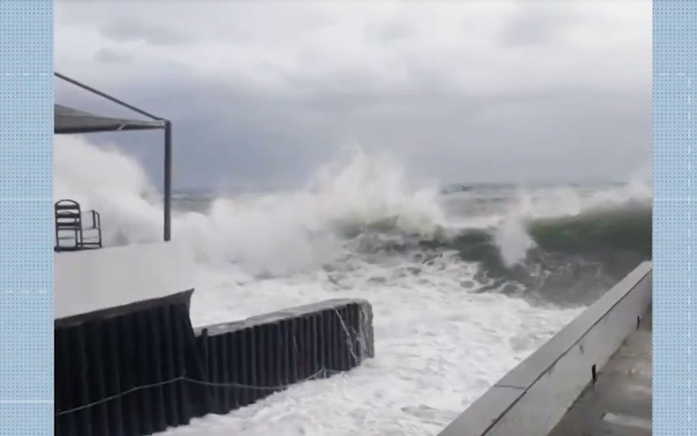 Marinha fez alerta de ventos forte e ondas de até 3 metros na faixa litorânea de Salvador — Foto: Reprodução/TV Bahia