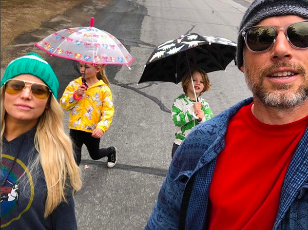 A cantora Jessica Simpson com o marido e as duas filhas (Foto: Instagram)