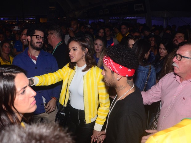 Bruna Marquezine e Neymar em show em São Paulo (Foto: Eduardo Martins/ Ag. News)