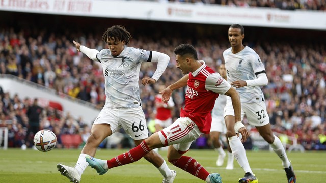 Arsenal vence no fim e reassume a liderança do Campeonato Inglês