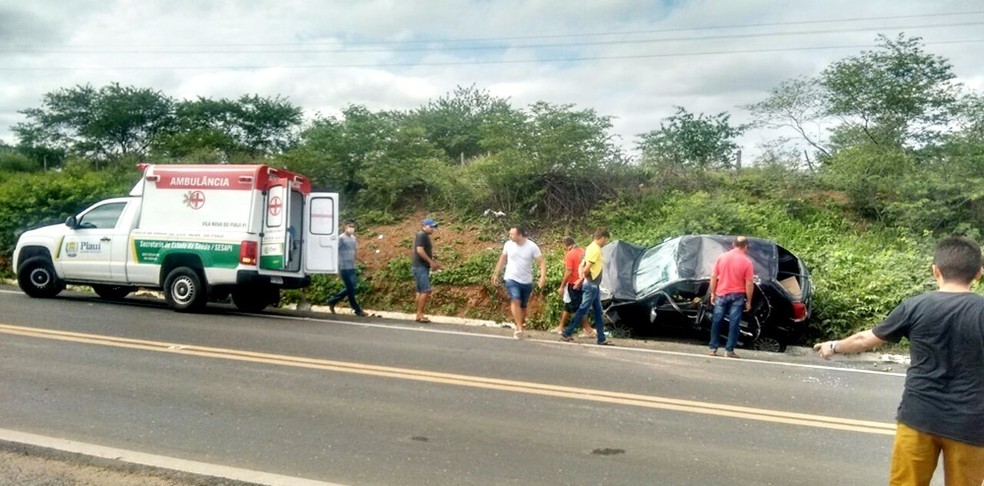 Cinco pessoas ficam feridas após carro capotar em acidente na BR-316 no Sul do Piauí (Foto: Divulgação / PM)