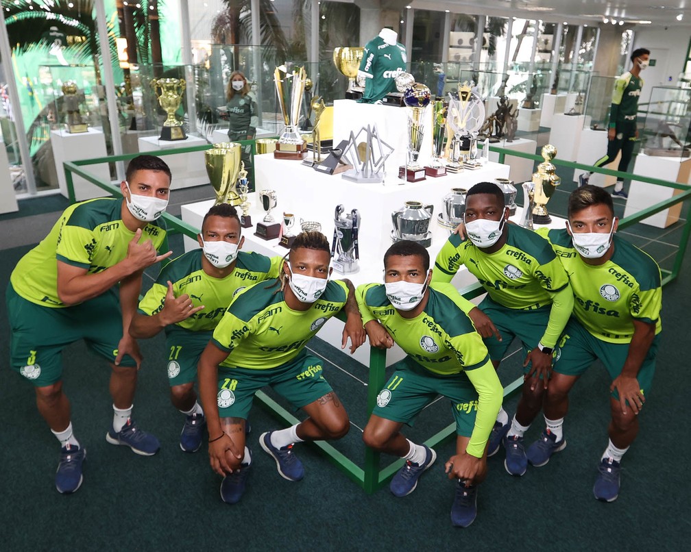Renan, Veron, Danilo, Wesley, Patrick e Gabriel Menino durante visita à sala de troféus do Palmeiras — Foto: Cesar Greco