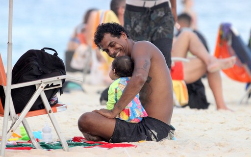 Marcello Melo Jr. vai à praia com a filha e família no Rio