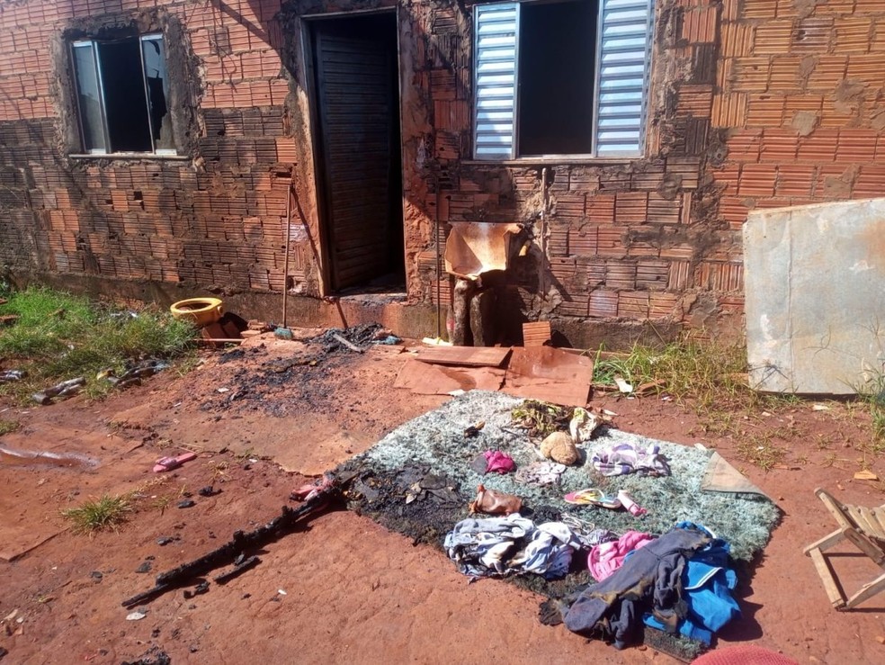Família alugou imóvel que pegou fogo há dois dias. — Foto: Osvaldo Nóbrega