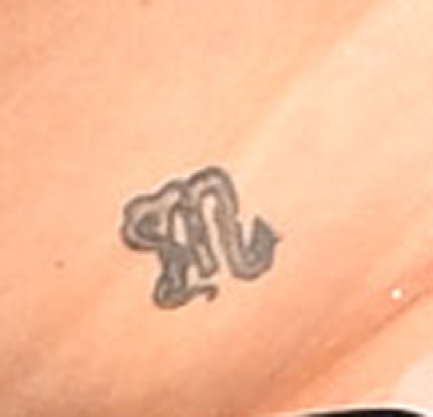 Ashley Graham tem tatuagem com o símbolo do signo Escorpião (Foto: Grosby Group)