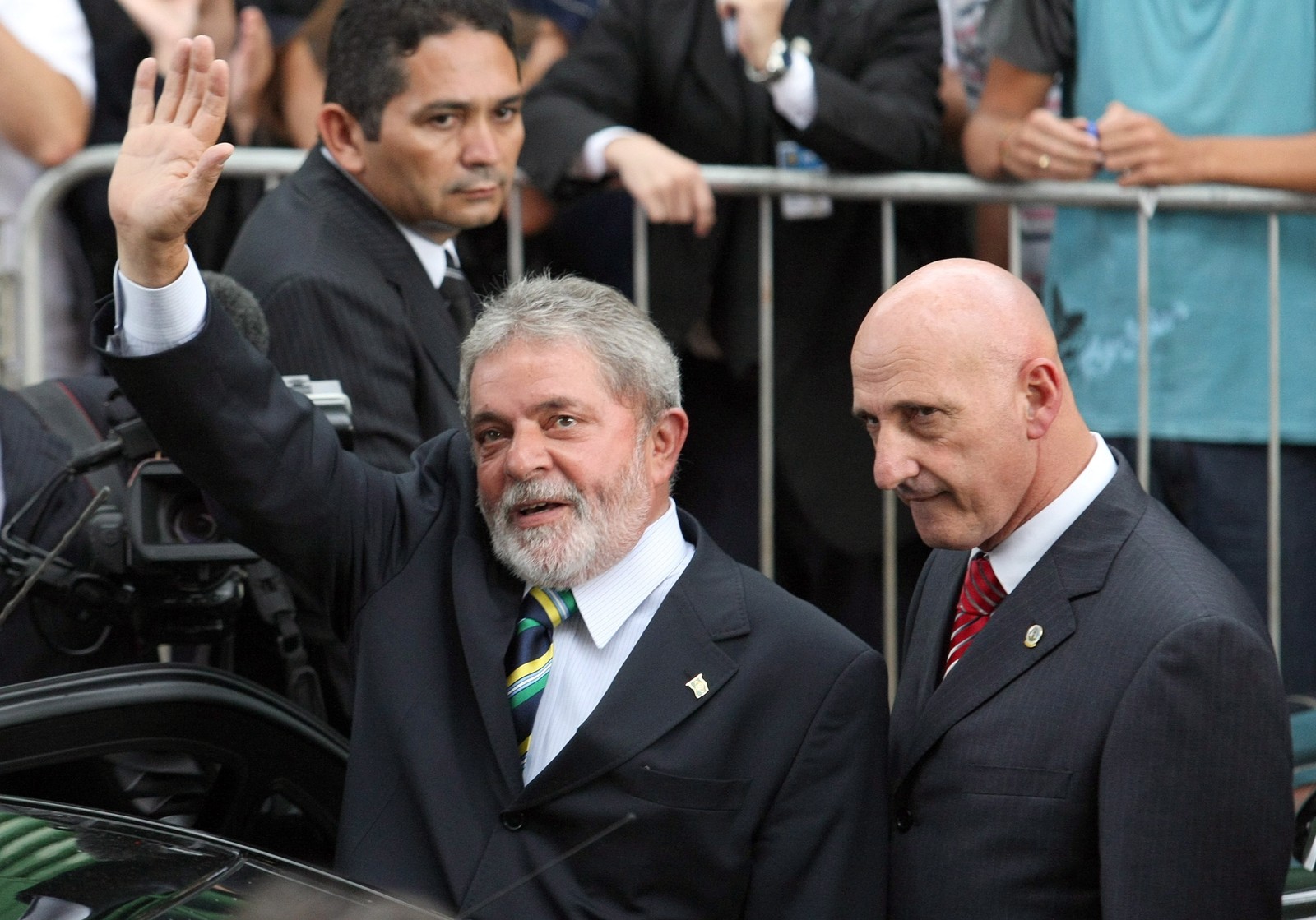 O presidente Lula, ao lado do general, à época chefe da segurança presidencial, quando chegava para a posse do novo ministro do STF, Dias Toffoli.  — Foto: Ailton de Freitas/Agência O Globo