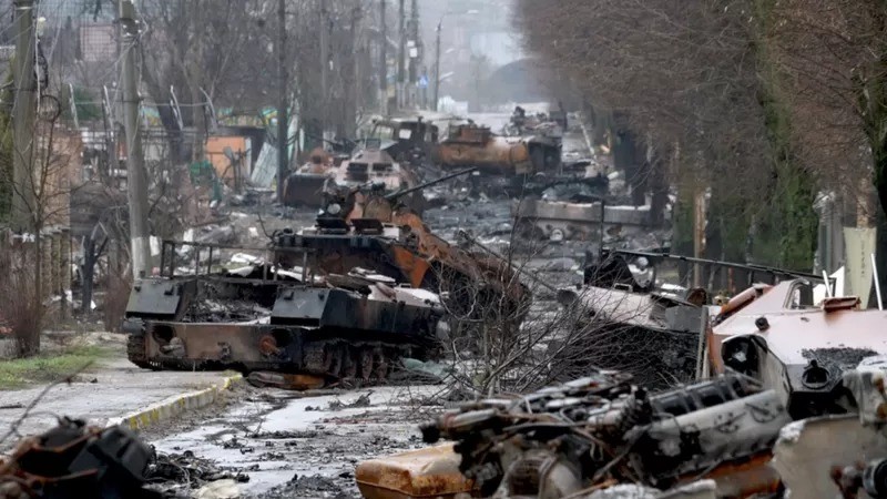 Uma rua da cidade de Bucha, perto de Kiev, ainda guarda os destroços de um comboio russo destruído por uma emboscada ucraniana. (Foto: BBC/LEE DURANT via BBC News Brasil)