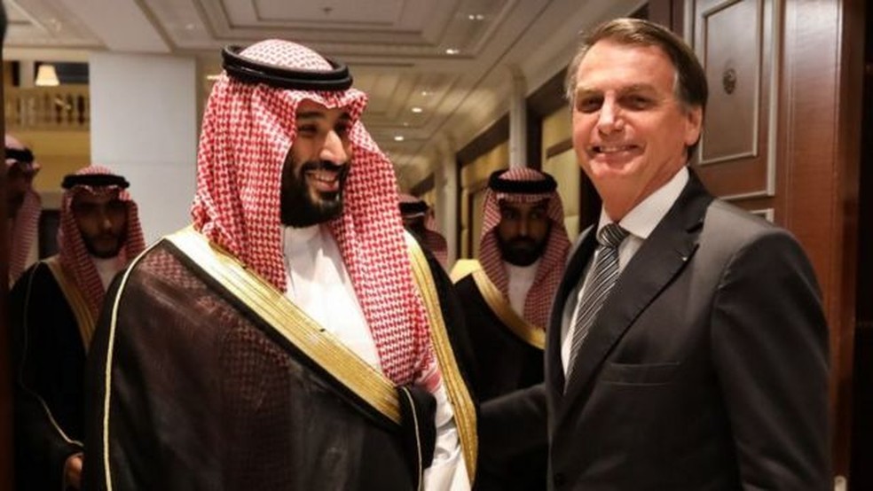 Bolsonaro e o príncipe herdeiro da Arábia Saudita, Mohammad bin Salman, durante viagem do então presidente brasileiro ao país árabe, em 2019 — Foto: JOSÉ DIAS/PR