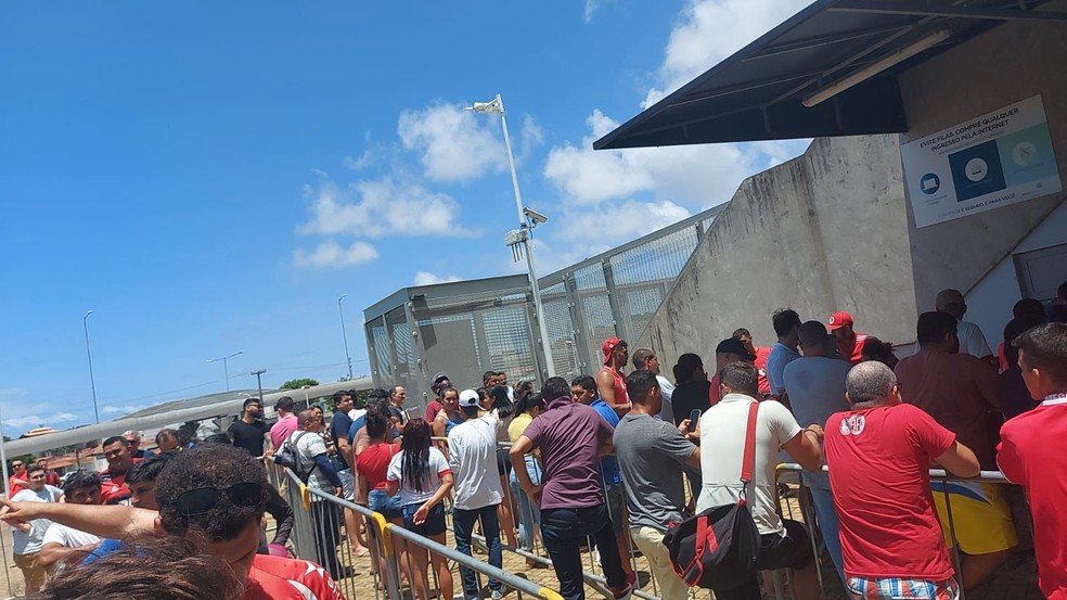Torcedores do América-RN enfrentam longas filas para comprar ingressos para final da Série D — Foto: Cedida