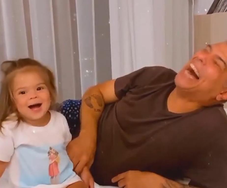 Maurício Mattar com a filha Ilha, em vídeo no Instagram (Reprodução)