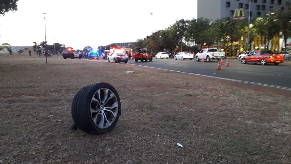 Carro perdeu uma das rodas em acidente no Eixo Monumental, neste domingo (13), no DF — Foto: CBMDF/Divulgação