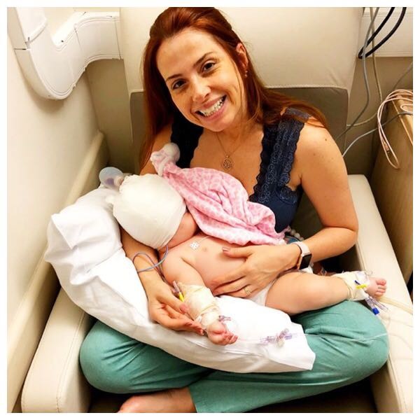 Erica Mantelli amamenta a filha Isabella após cirurgia corretiva da moleira (Foto: Reprodução Instagram)