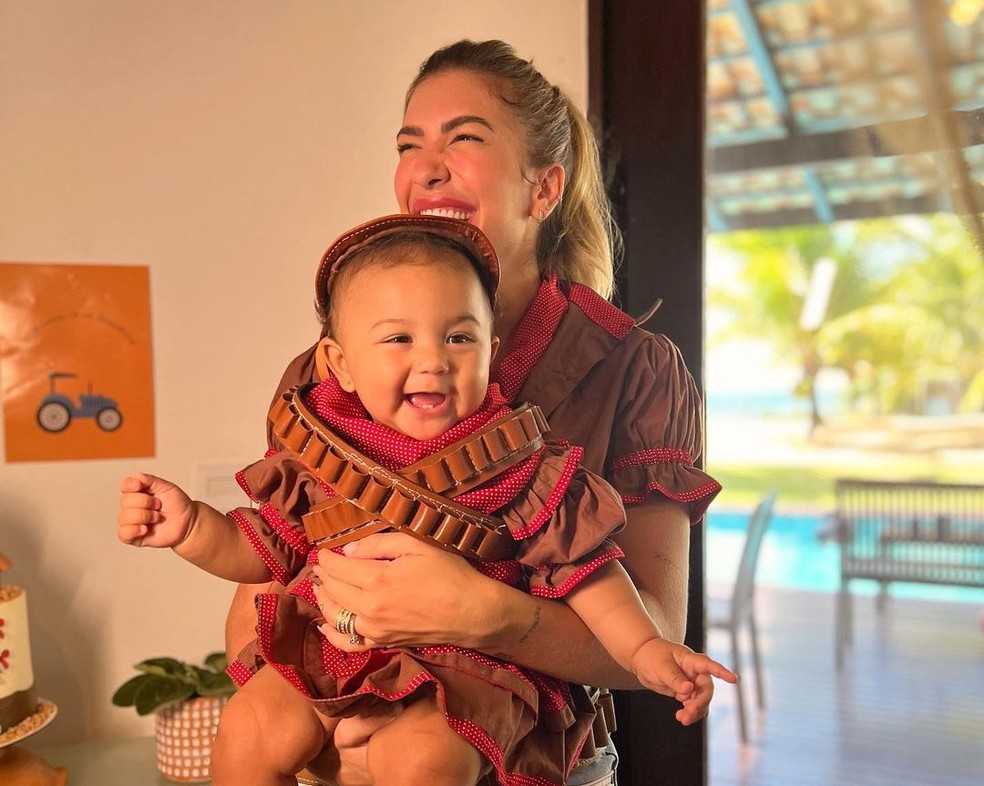 Lore Improta fantasia Liz de Maria Bonita em comemoração aos 9 meses da filha — Foto: Reprodução/Redes Sociais