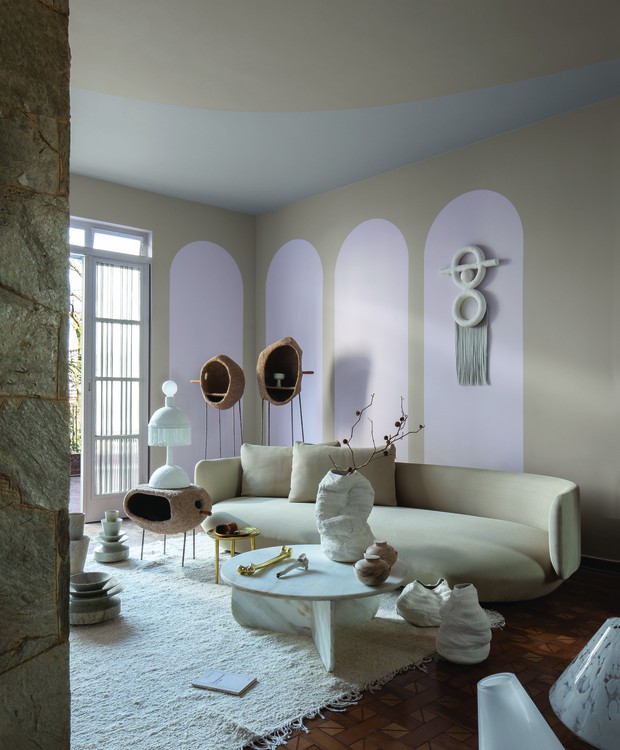 Com conceito e direção criativa de Michell Lott, o living tem sofá da Wentz Design, mesa de centro do Estúdio Rain, vasos da Alva Design, de Nicole Toldi e da Konsepta Design, defumador e escultura dourada do Estúdio Orth (Foto: André Klotz)
