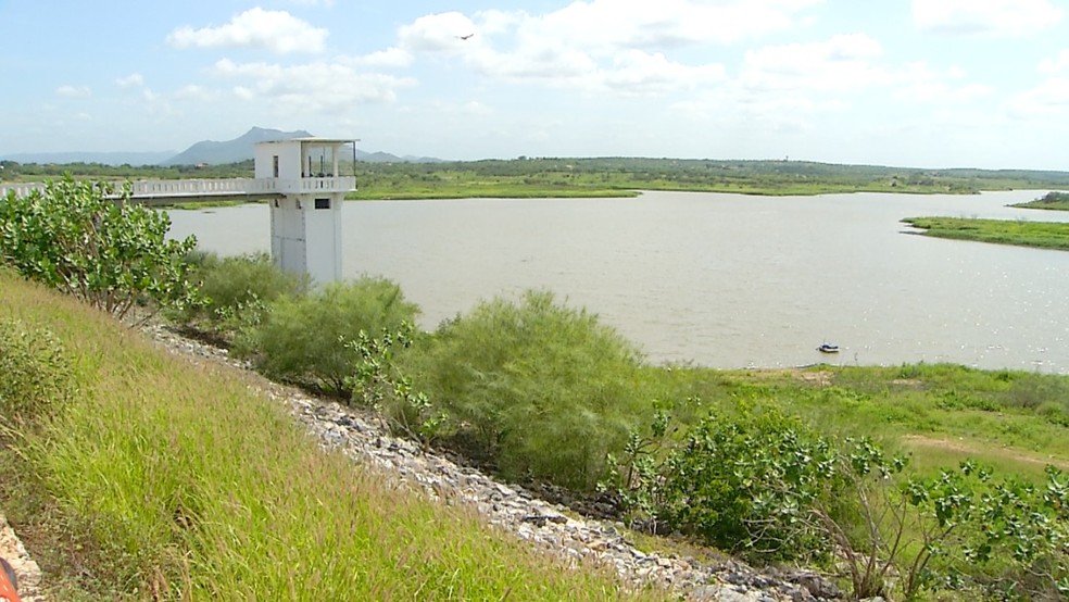 Açude Itans acumula pouco menos de 600 mil metros cúbicos de água. Capacidade é de 75,8 milhões — Foto: Hugo Andrade/Inter TV Costa Branca