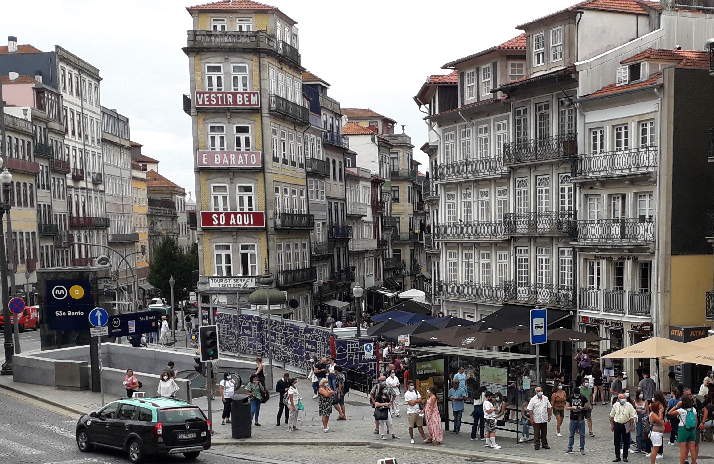 Cenário do quarteirão em frente à Estação São Bento, no Porto