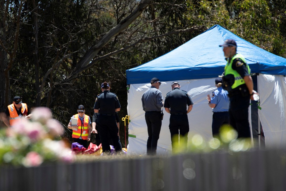 Policiais no local do acidente na cidade de Devonport, na Austrália, em 16 de dezembro de 2021 — Foto: Reuters