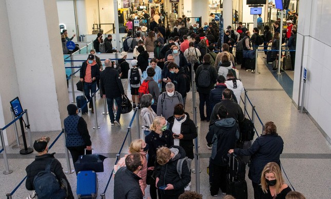 Passageiros esperam em fila no Aeroporto Internacional Newark Liberty em Newark, New Jersey, EUA