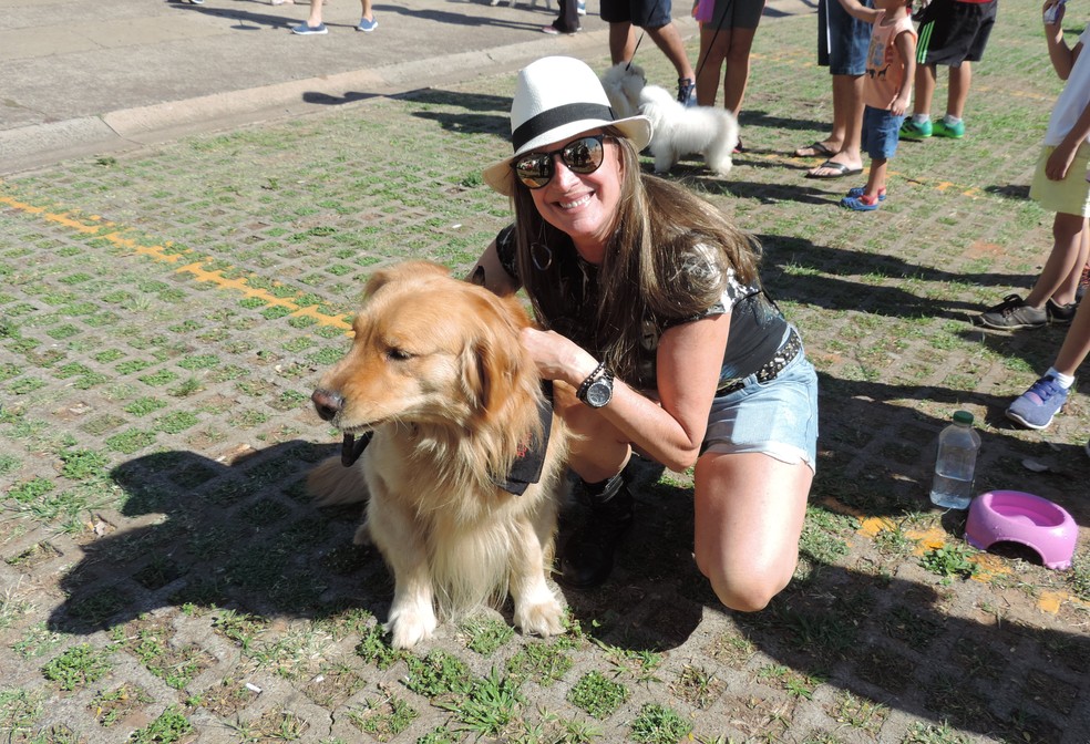 Olga e seu cão, Gold, foi prestigiar o evento (Foto: Stephanie Fonseca/G1)