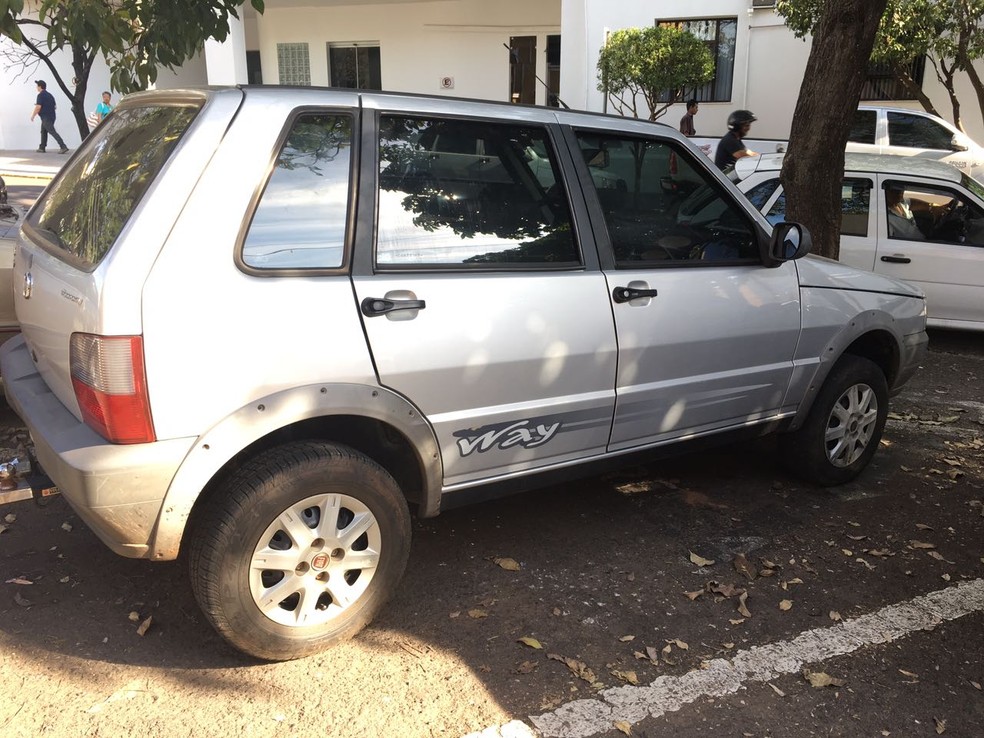 Fiat Uno era usado como 'batedor' no transporte da droga (Foto: Stephanie Fonseca/G1)